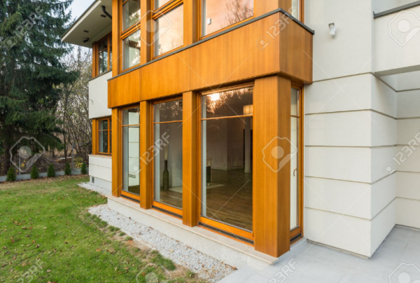 Jendela besar dengan bingkai kayu tebal